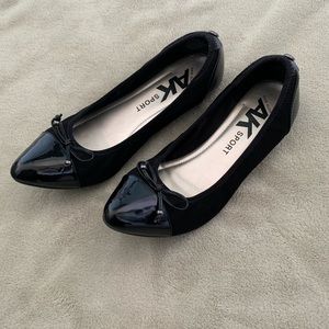Comfy black flats with patent toe